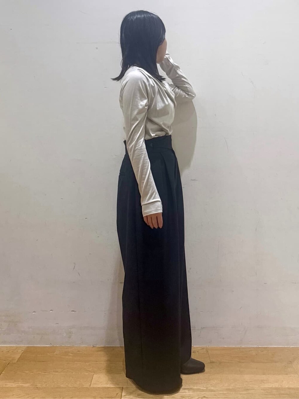 ベージュ系のTシャツ/カットソー、ブラック系のその他パンツ、ブラウン系のブーツを着用したレディースの秋コーディネートの2枚目の写真