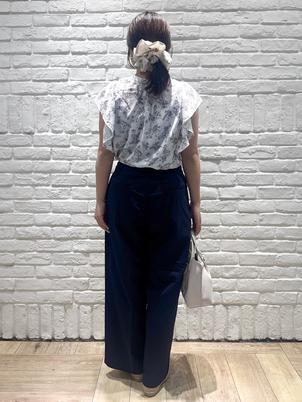 ホワイト系のシャツ/ブラウス、ブルー系のその他パンツ、グレー系のトートバッグを着用したレディースの夏コーディネートの3枚目の写真