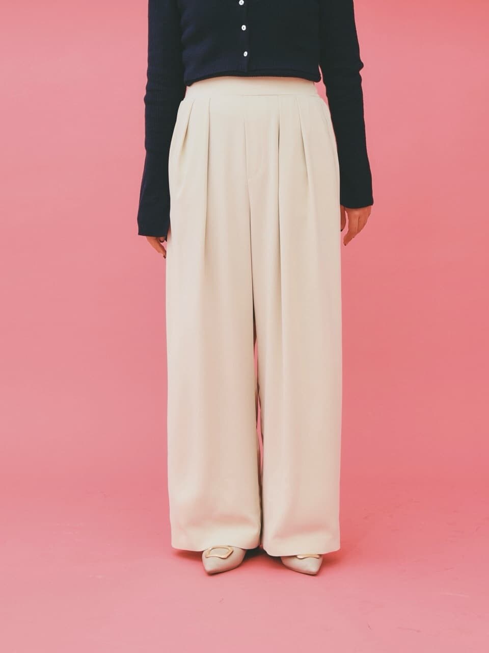 ベージュ系のその他パンツ、ブラック系のショルダーバッグ、ベージュ系のパンプスを着用したレディースの冬コーディネートの9枚目の写真