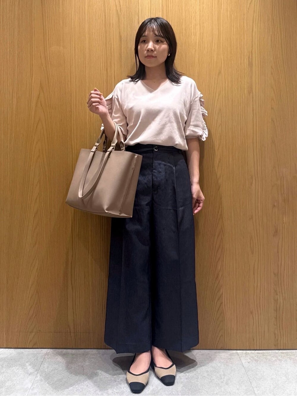 ピンク系のニット/セーター、ブルー系のその他パンツ、ベージュ系のトートバッグを着用したレディースの秋コーディネートの2枚目の写真