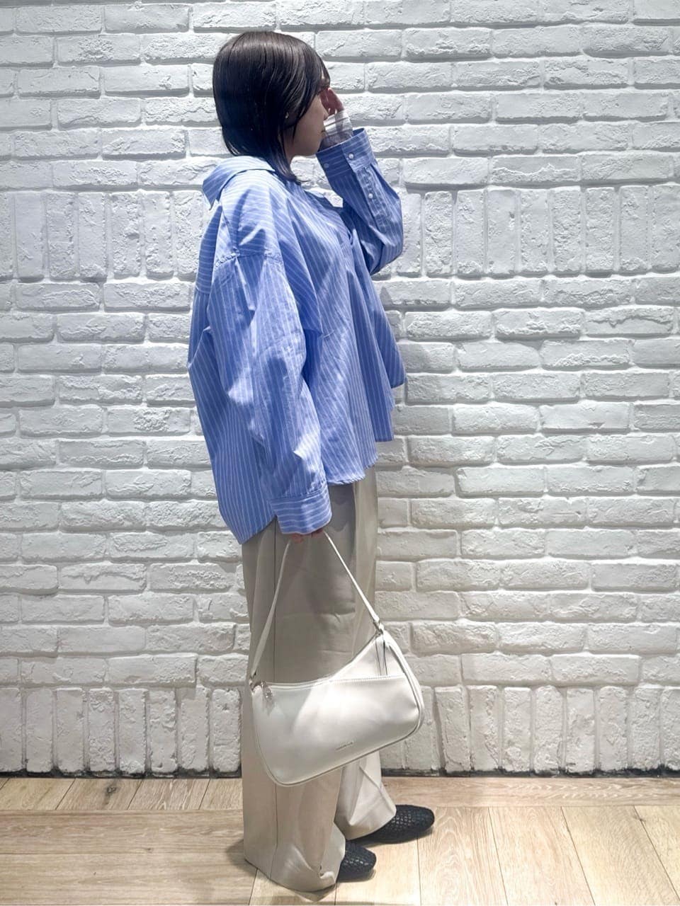 ブルー系のシャツ/ブラウス、グレー系のTシャツ/カットソー、ベージュ系のその他パンツを着用したレディースの春コーディネートの2枚目の写真