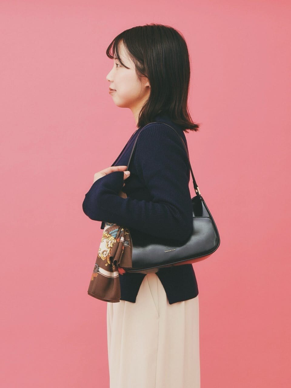 ベージュ系のその他パンツ、ブラック系のショルダーバッグ、ベージュ系のパンプスを着用したレディースの冬コーディネートの7枚目の写真
