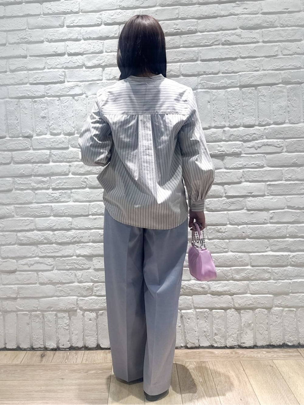 ベージュ系のシャツ/ブラウス、グレー系のその他パンツ、ピンク系のショルダーバッグを着用したレディースの春コーディネートの2枚目の写真