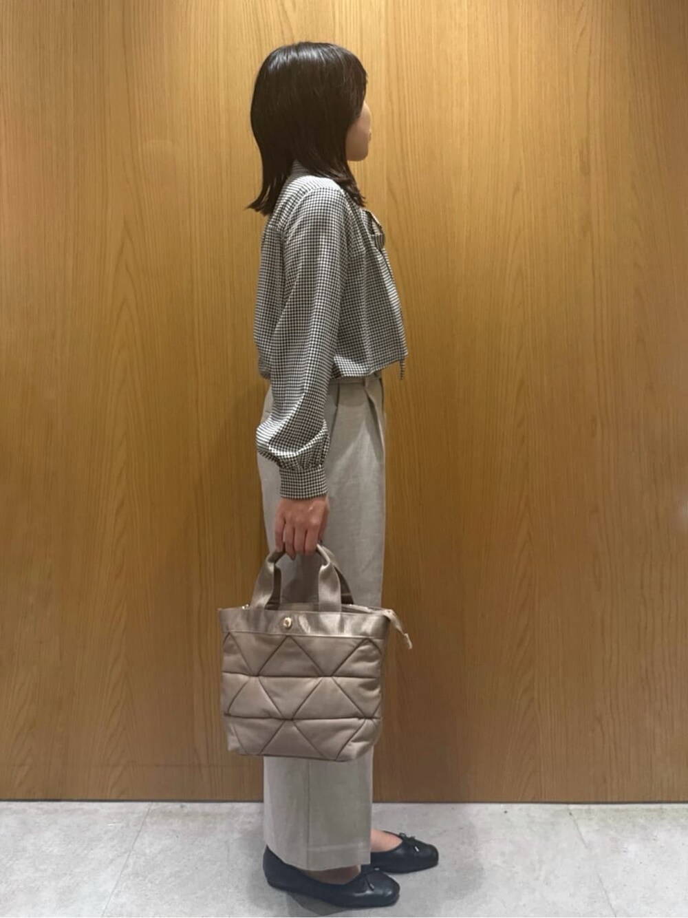 ブラック系のシャツ/ブラウス、グレー系のその他パンツ、ブラウン系のトートバッグを着用したレディースの秋コーディネートの2枚目の写真