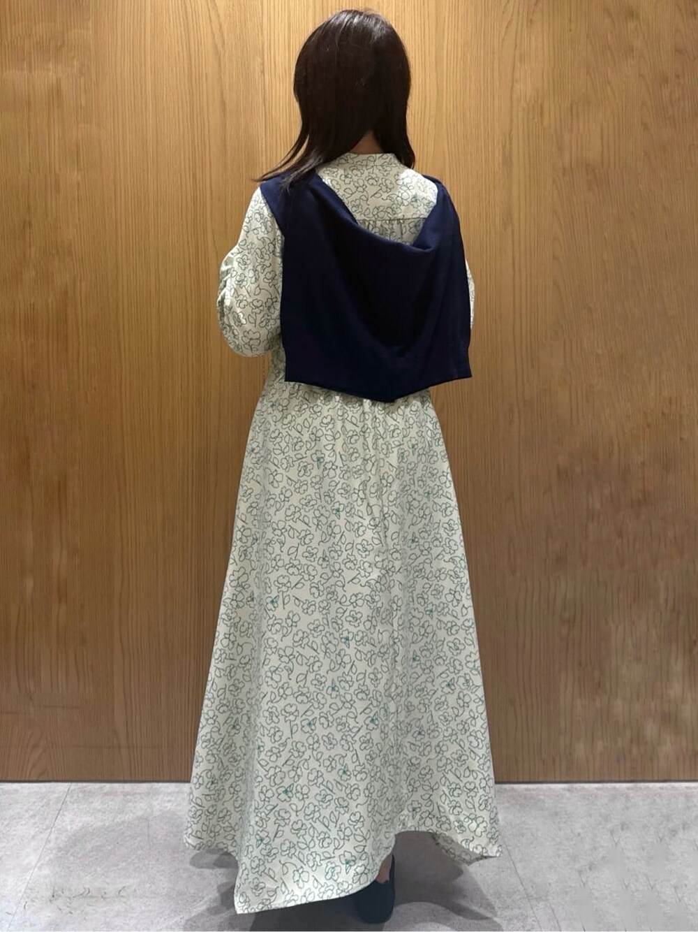 ベージュ系のワンピース、ブルー系のカーディガン/ボレロ、ブラック系のショルダーバッグを着用したレディースの春コーディネートの3枚目の写真