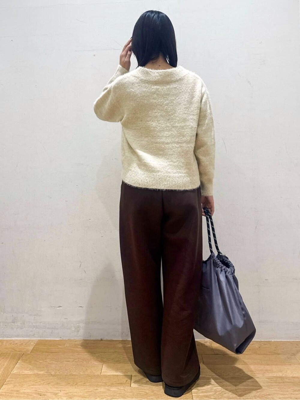 ベージュ系のニット/セーター、ブラウン系のその他パンツ、ブラック系のその他シューズを着用したレディースの冬コーディネートの4枚目の写真