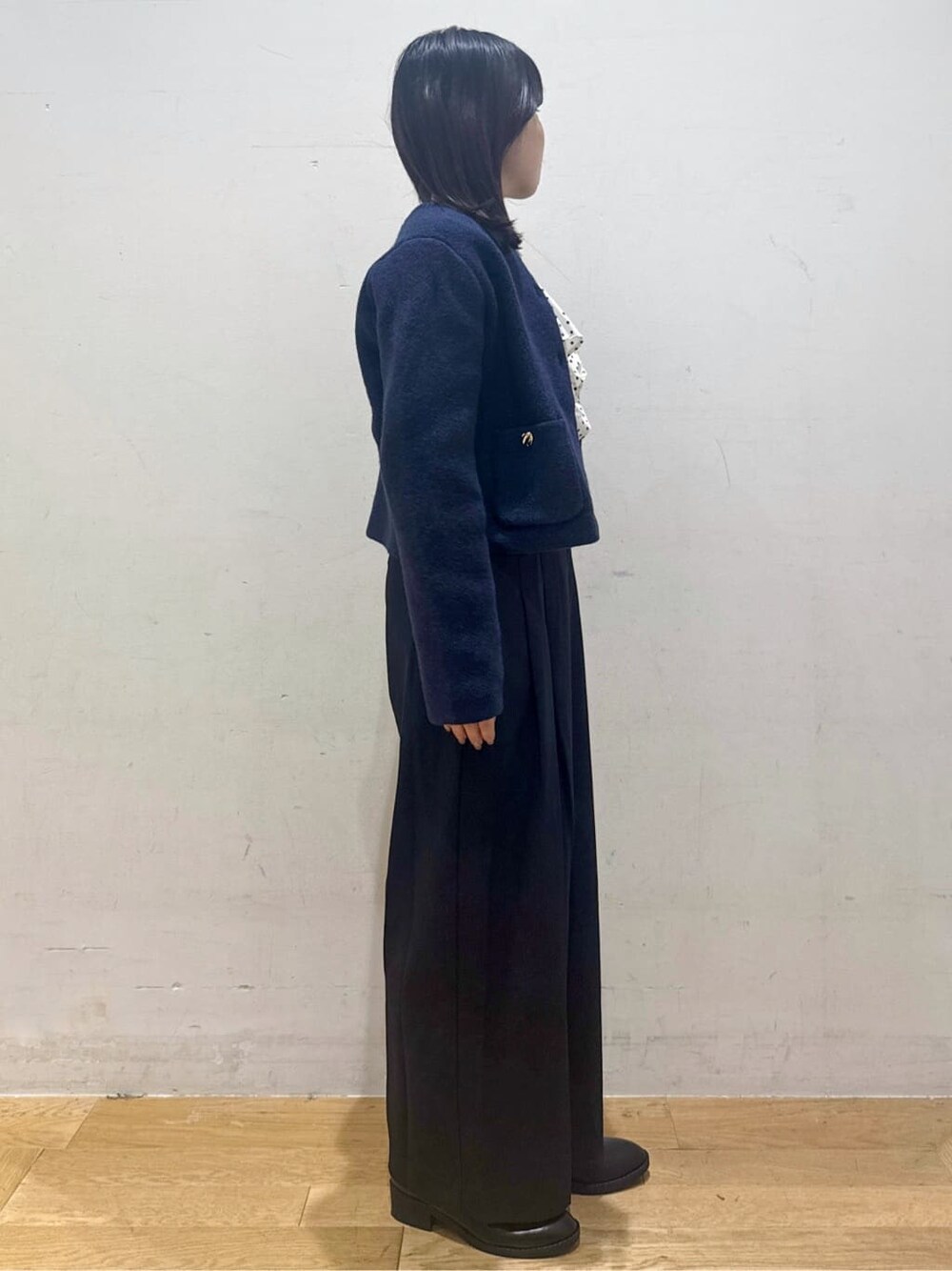 ブルー系のカーディガン/ボレロ、ホワイト系のシャツ/ブラウス、ブラック系のその他パンツを着用したレディースの秋コーディネートの2枚目の写真