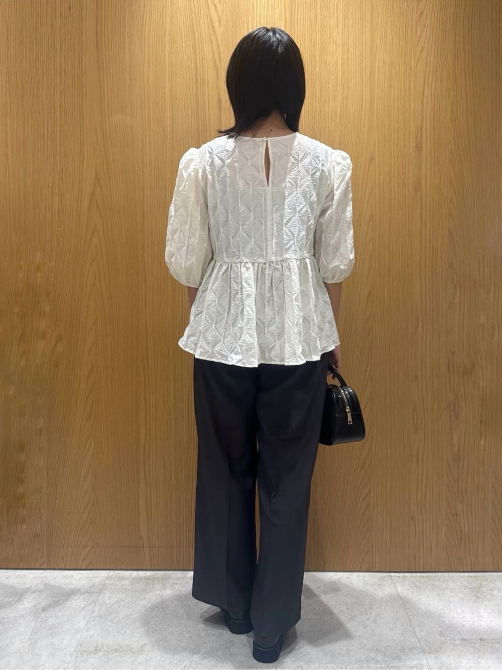 ホワイト系のシャツ/ブラウス、グレー系のその他パンツ、ブラック系のショルダーバッグを着用したレディースの秋コーディネートの3枚目の写真