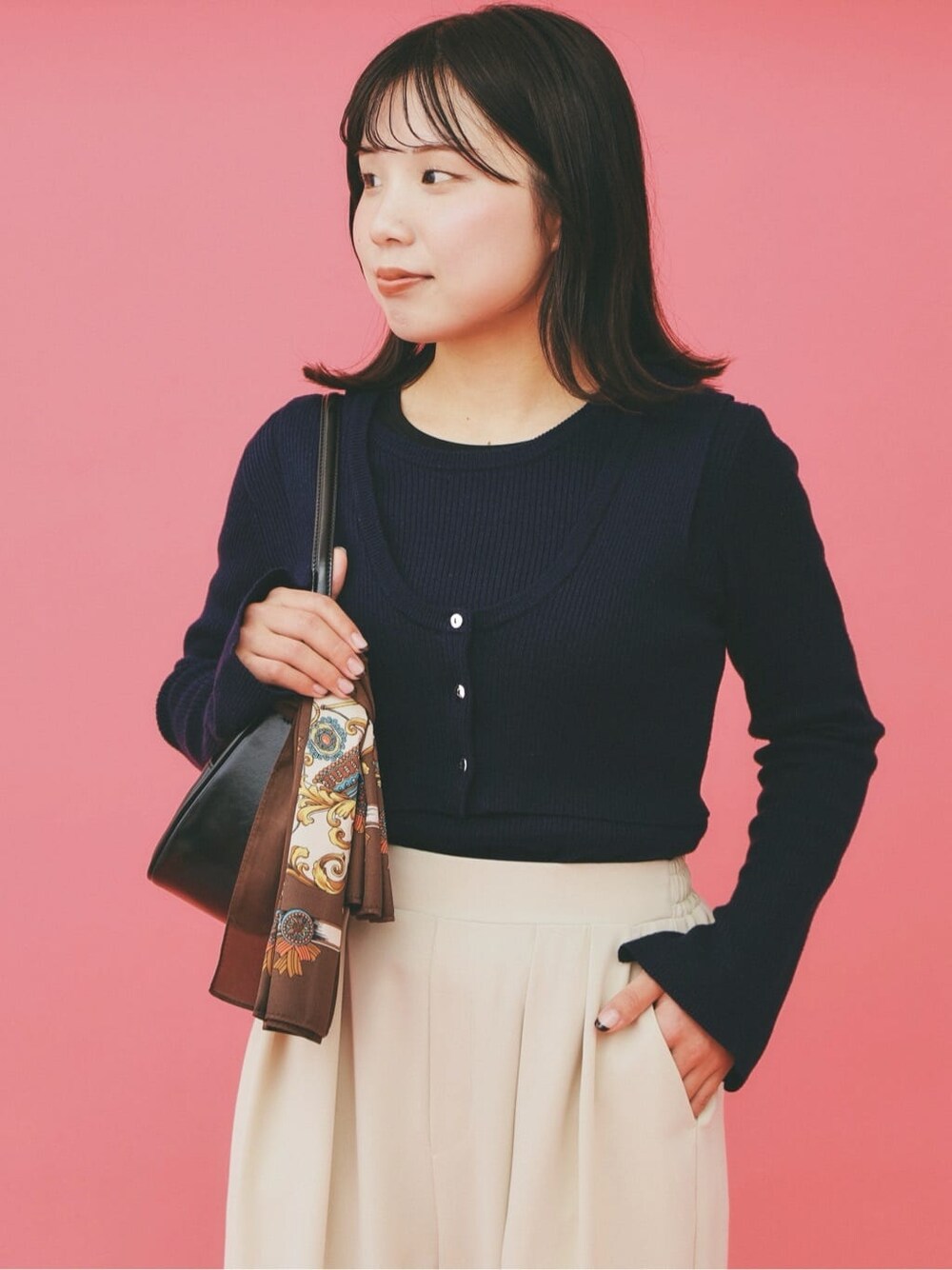 ベージュ系のその他パンツ、ブラック系のショルダーバッグ、ベージュ系のパンプスを着用したレディースの冬コーディネートの5枚目の写真