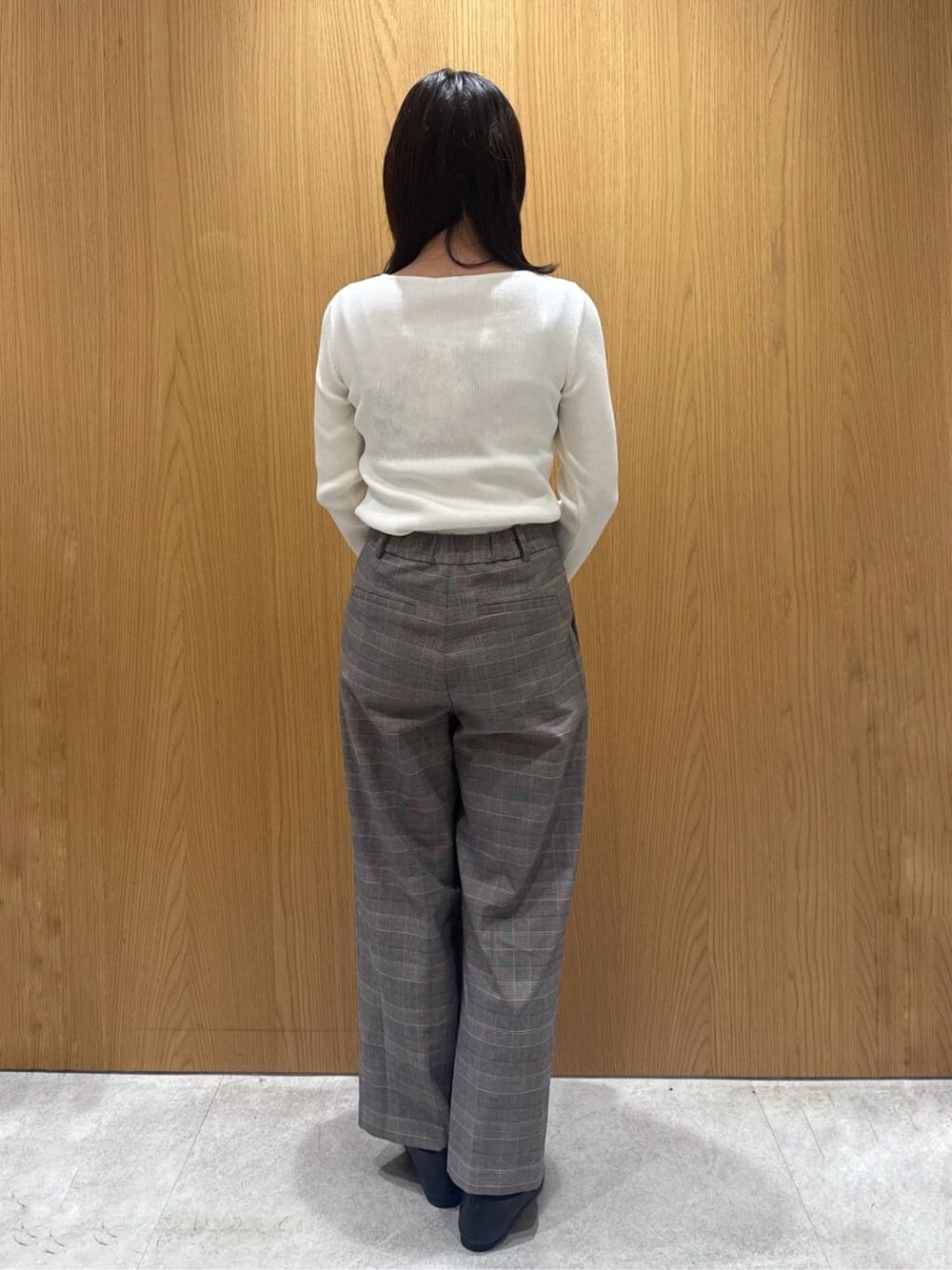 ホワイト系のニット/セーター、ブラウン系のその他パンツ、ホワイト系のトートバッグを着用したレディースの秋コーディネートの3枚目の写真