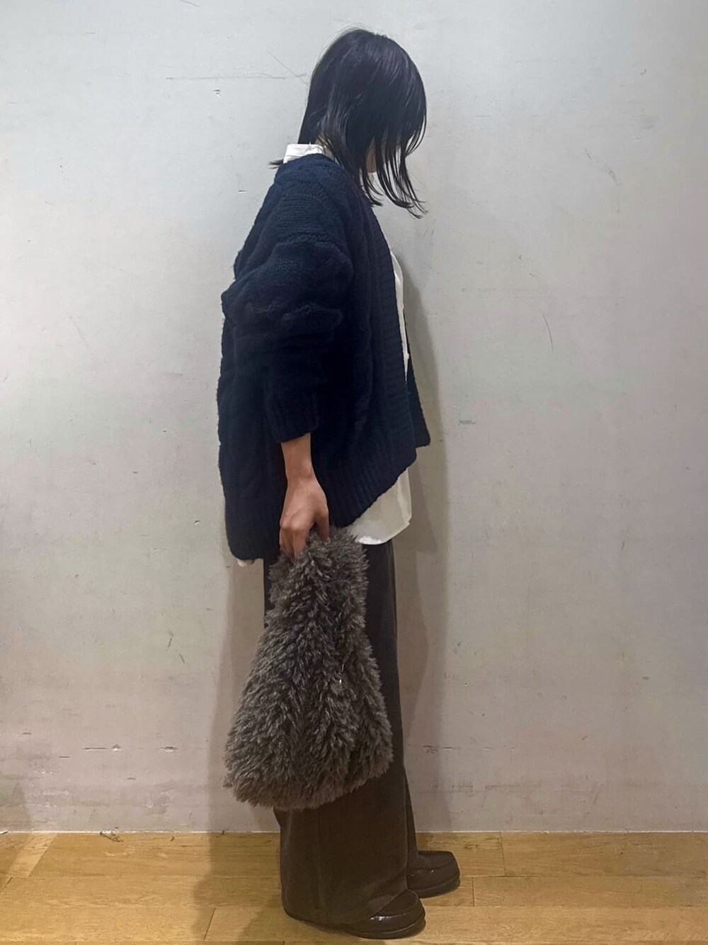 ブルー系のカーディガン/ボレロ、ホワイト系のシャツ/ブラウス、ブラウン系のその他パンツを着用したレディースの秋コーディネートの2枚目の写真