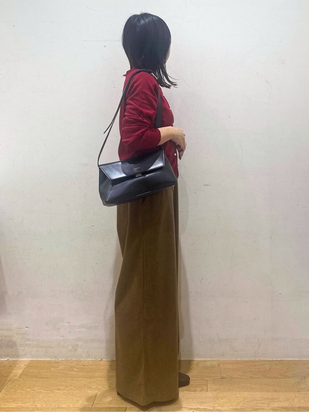 レッド系のカーディガン/ボレロ、ホワイト系のTシャツ/カットソー、イエロー系のその他パンツを着用したレディースの秋コーディネートの2枚目の写真