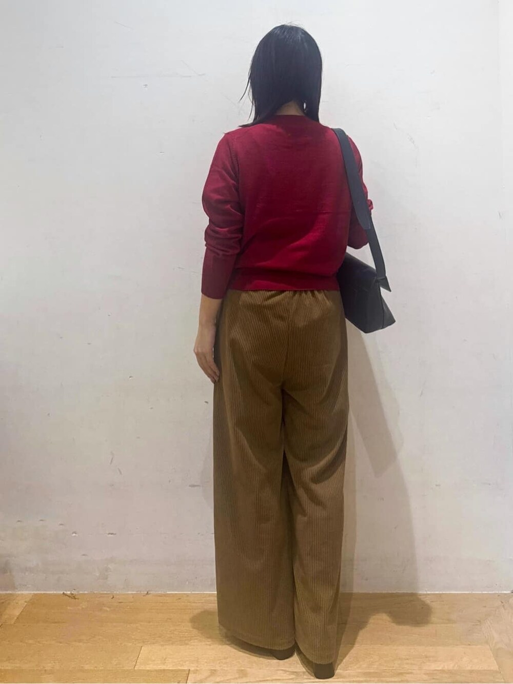 レッド系のカーディガン/ボレロ、ホワイト系のTシャツ/カットソー、イエロー系のその他パンツを着用したレディースの秋コーディネートの3枚目の写真