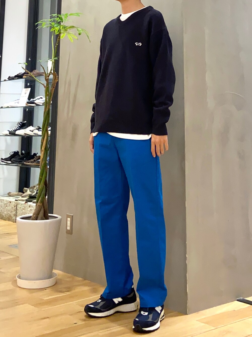 ブルー系のニット/セーター、ホワイト系のTシャツ/カットソー、ブルー系のその他パンツを着用したメンズの秋コーディネートの2枚目の写真