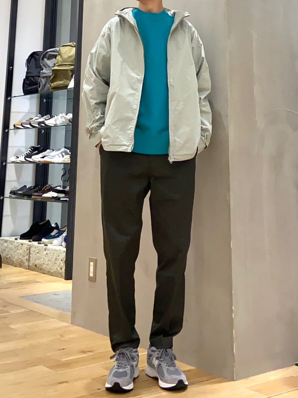 グリーン系のブルゾン、グリーン系のスウェット、グリーン系のその他パンツを着用したメンズの春コーディネートの4枚目の写真