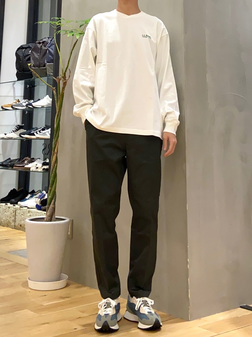 イエロー系のカーディガン/ボレロ、グリーン系のその他パンツ、グリーン系のスニーカーを着用したメンズの春コーディネートの2枚目の写真