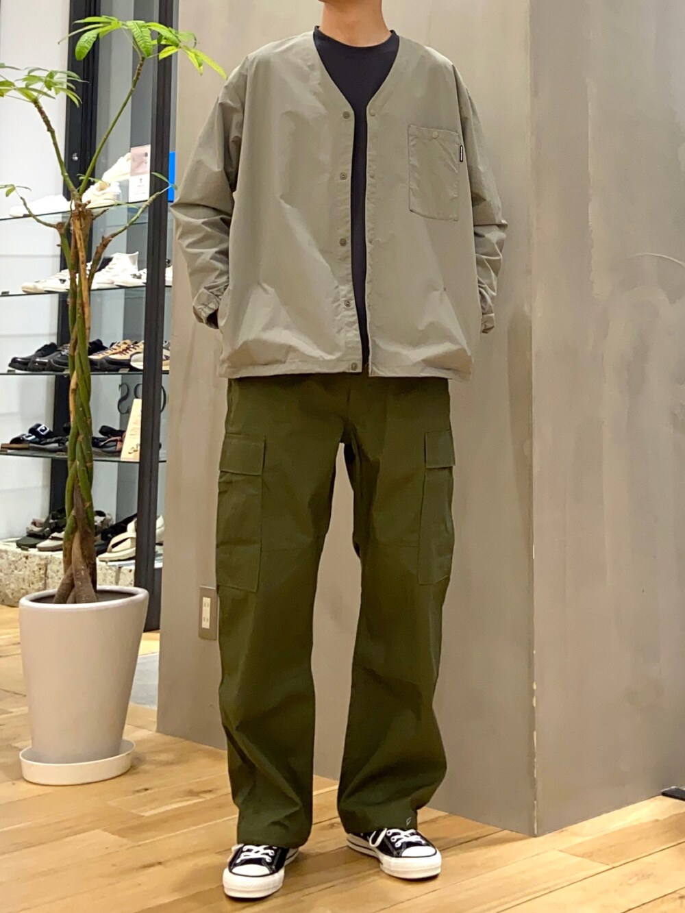 グリーン系のナイロンジャケット、ブラック系のTシャツ/カットソー、グリーン系のその他パンツを着用したメンズの春コーディネートの3枚目の写真