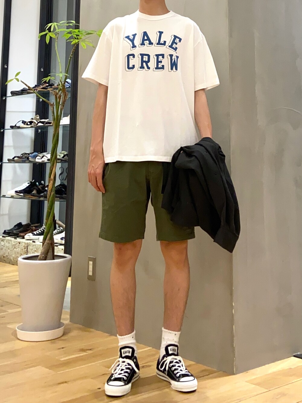 グリーン系のシャツ/ブラウス、ホワイト系のTシャツ/カットソー、グリーン系のその他パンツを着用したメンズの夏コーディネートの2枚目の写真
