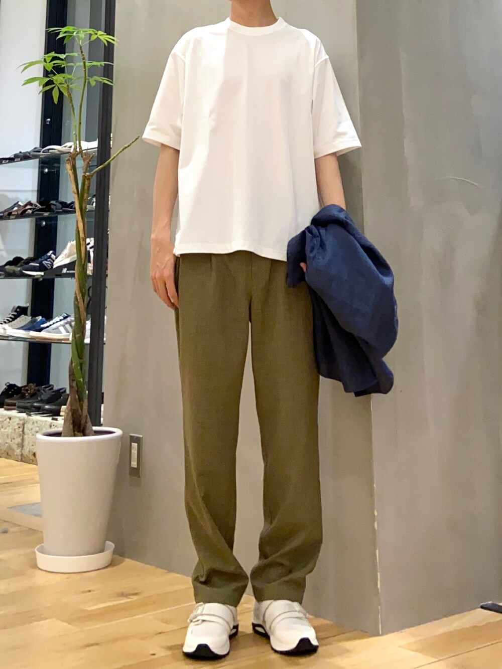 ブルー系のシャツ/ブラウス、ホワイト系のTシャツ/カットソー、グリーン系のその他パンツを着用したメンズの春コーディネートの2枚目の写真