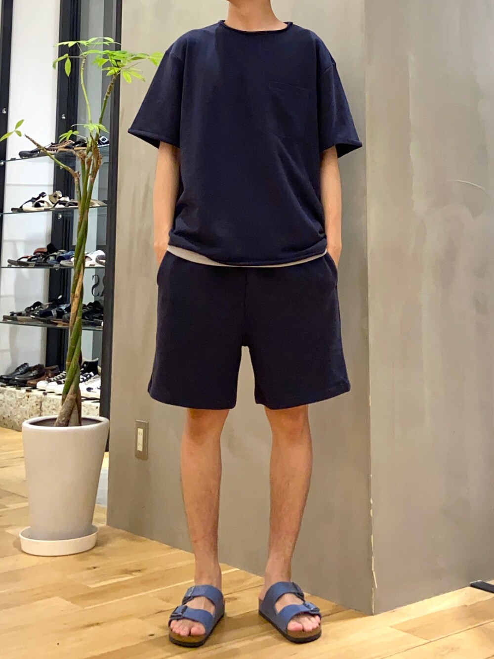 ブルー系のTシャツ/カットソー、ブルー系のサンダル、グレー系のタンクトップを着用したメンズの夏コーディネートの5枚目の写真