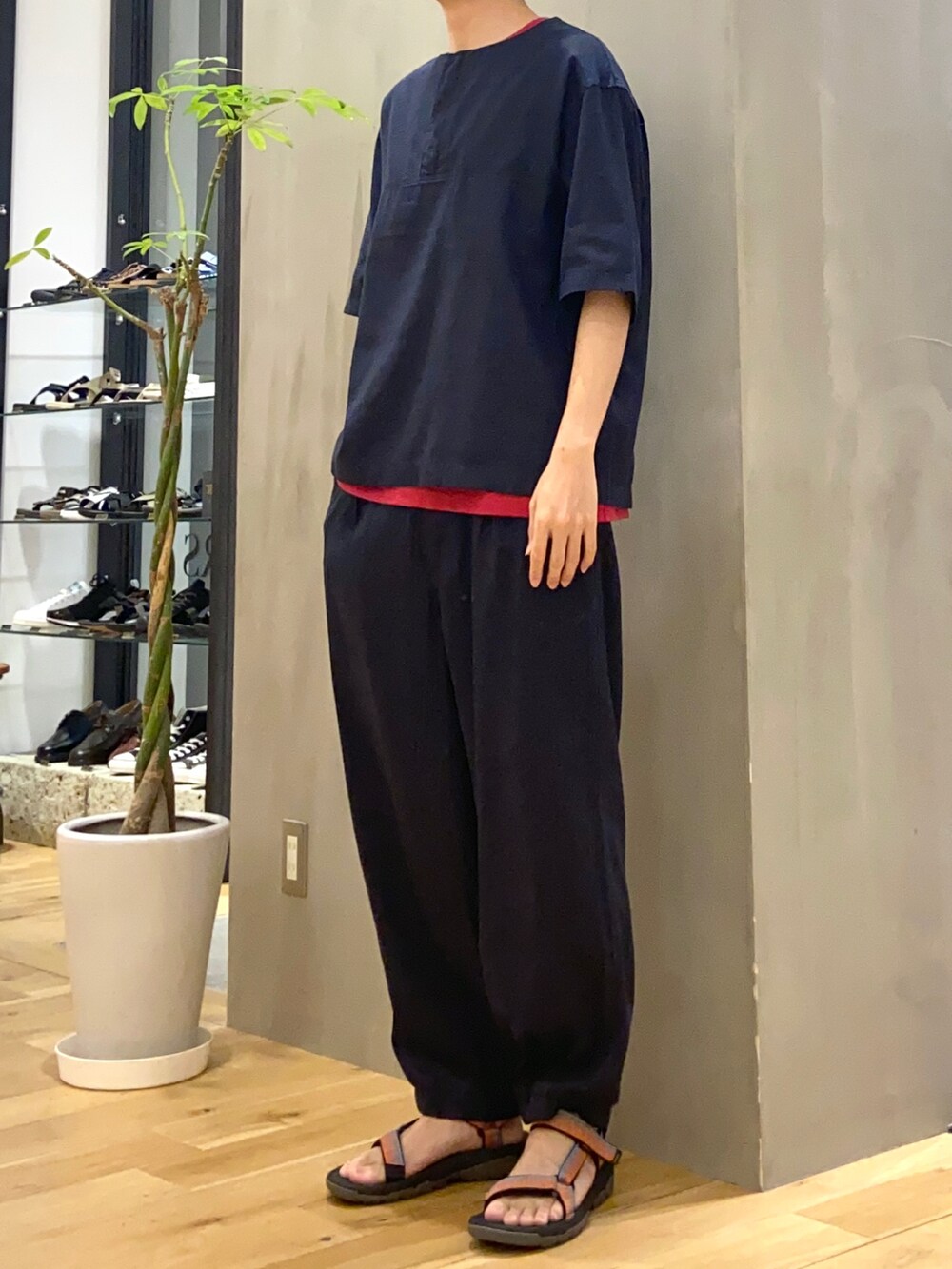 ブルー系のシャツ/ブラウス、ピンク系のTシャツ/カットソー、ブルー系のその他パンツを着用したメンズの夏コーディネートの2枚目の写真