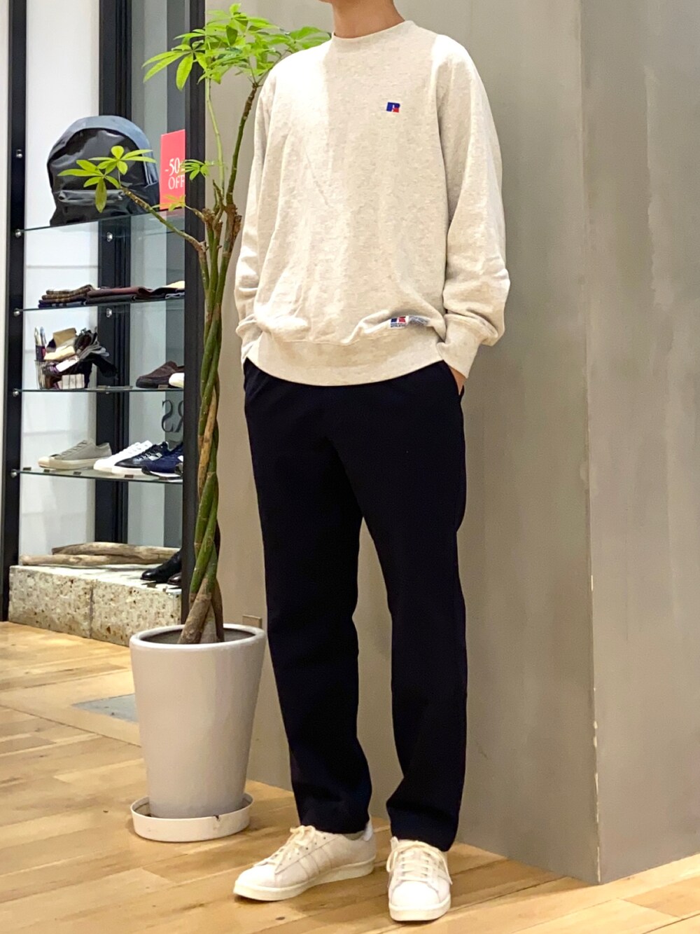 グレー系のスウェット、ブルー系のその他パンツ、ベージュ系のスニーカーを着用したメンズの冬コーディネートの2枚目の写真