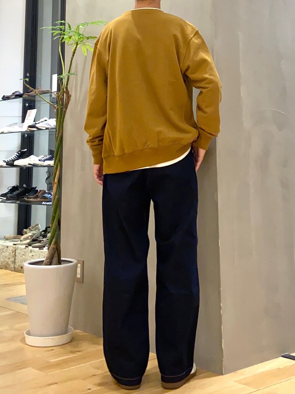 イエロー系のカーディガン/ボレロ、ホワイト系のTシャツ/カットソー、ホワイト系のスニーカーを着用したメンズの秋コーディネートの4枚目の写真