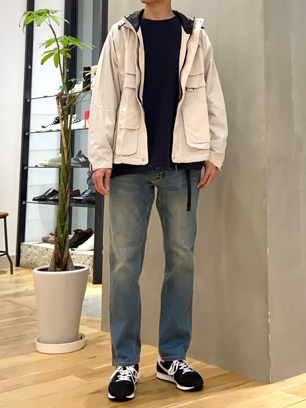 ベージュ系のマウンテンパーカー、グレー系のスウェット、ブルー系のその他パンツを着用したメンズの冬コーディネートの3枚目の写真