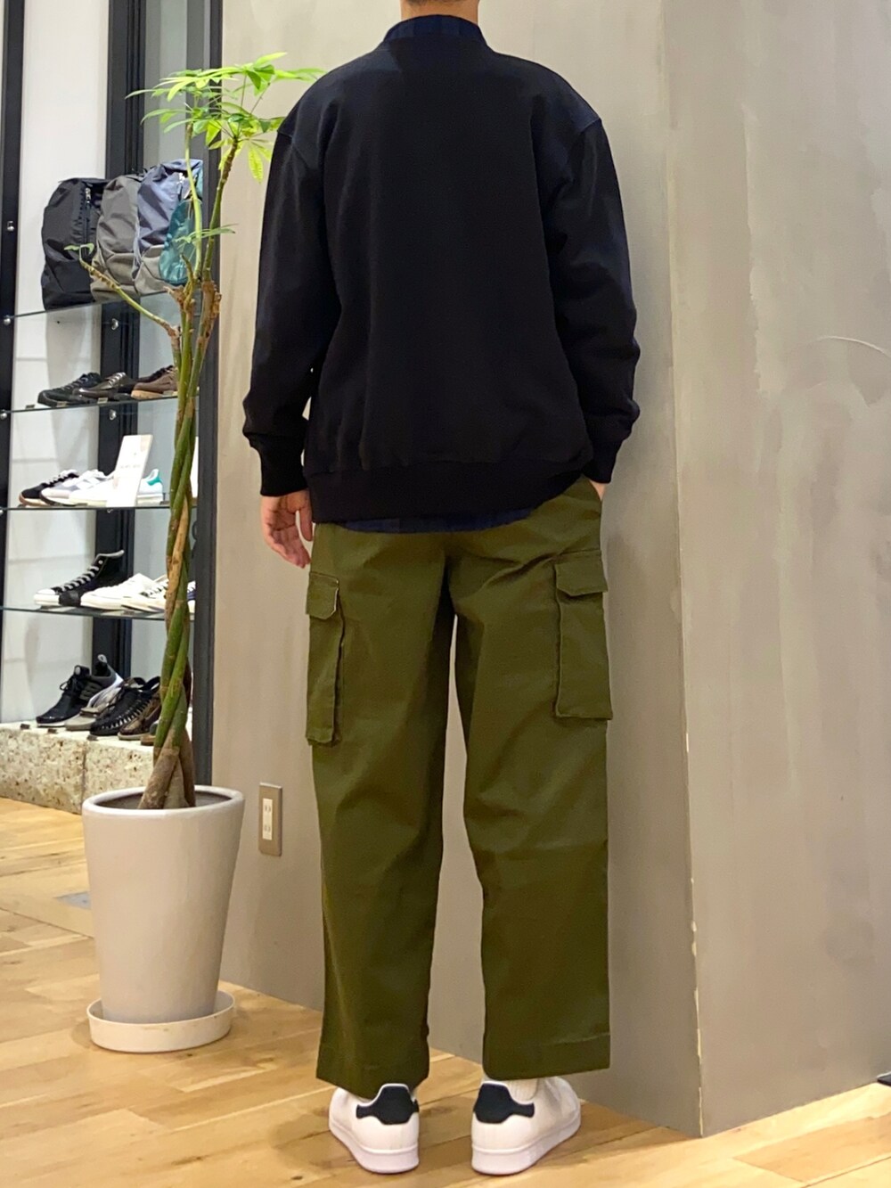 ブラック系のカーディガン/ボレロ、グリーン系のその他パンツ、ブラック系のスニーカーを着用したメンズの秋コーディネートの2枚目の写真