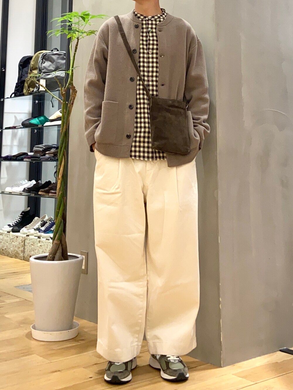 ブラウン系のカーディガン/ボレロ、その他のシャツ/ブラウス、ホワイト系のデニムパンツを着用したメンズの秋コーディネートの2枚目の写真