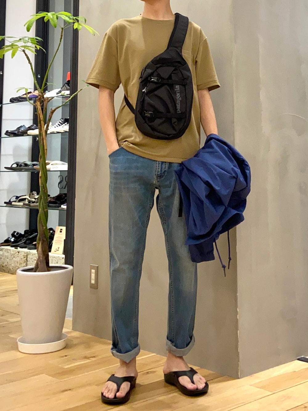 ゴールド系のTシャツ/カットソー、ブルー系のその他パンツ、ブラック系のサンダルを着用したメンズの春コーディネートの2枚目の写真