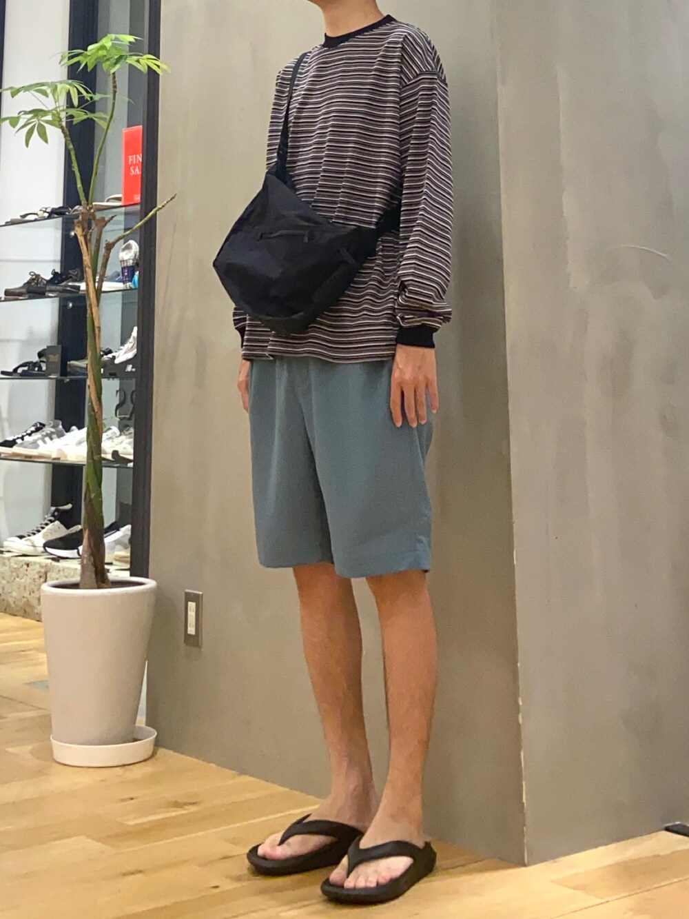 ブラック系のTシャツ/カットソー、ブラック系のショルダーバッグ、ブルー系のその他パンツを着用したメンズの夏コーディネートの2枚目の写真