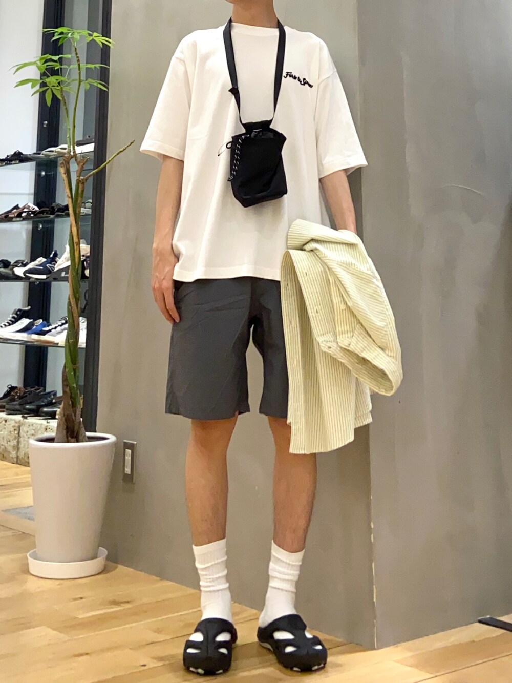 イエロー系のシャツ/ブラウス、ホワイト系のTシャツ/カットソー、グレー系のその他パンツを着用したメンズの春コーディネートの2枚目の写真