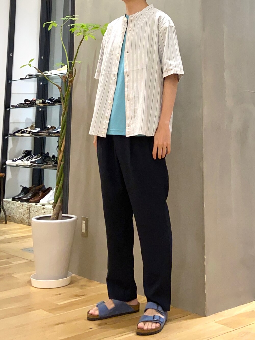 その他のシャツ/ブラウス、ブルー系のTシャツ/カットソー、ブルー系のサンダルを着用したメンズの夏コーディネートの3枚目の写真