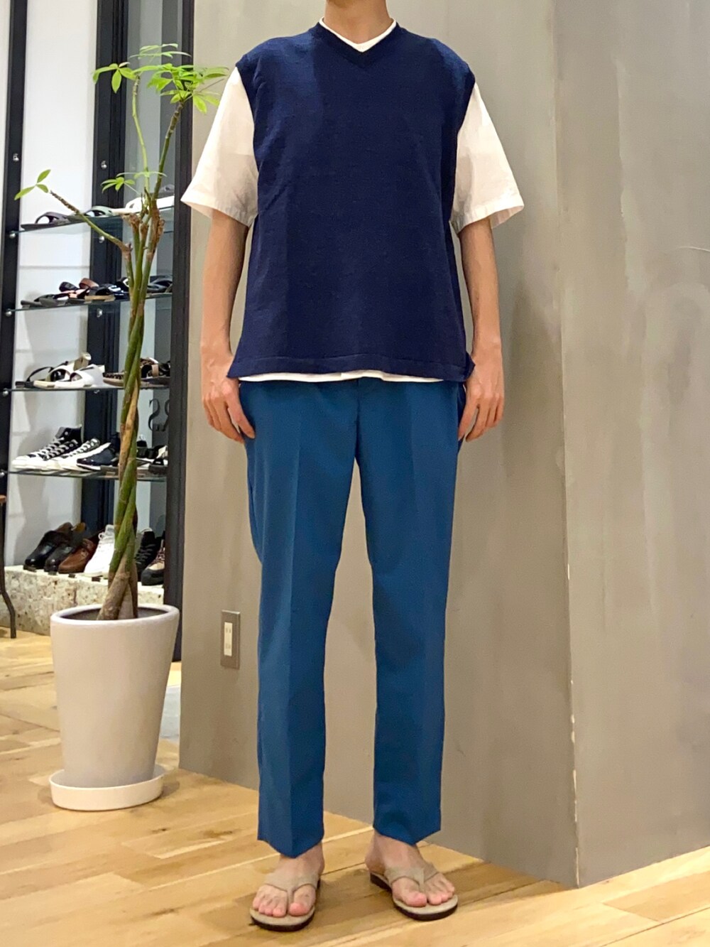 ブルー系のベスト、ホワイト系のシャツ/ブラウス、ブルー系のその他パンツを着用したメンズの夏コーディネートの3枚目の写真