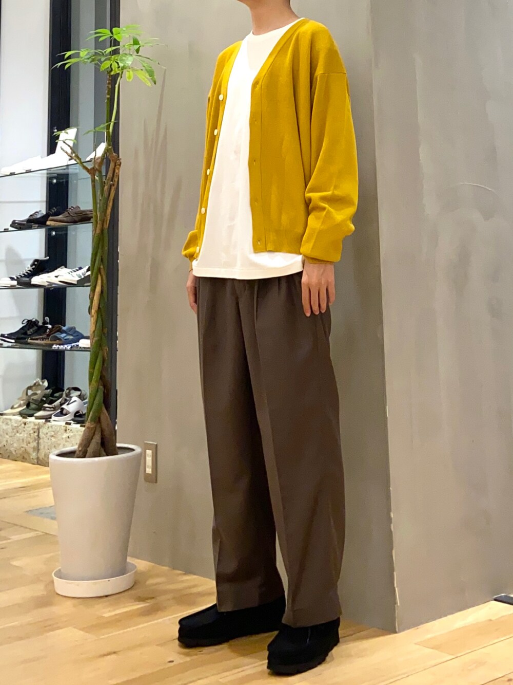 イエロー系のカーディガン/ボレロ、ホワイト系のTシャツ/カットソー、ブラウン系のその他パンツを着用したメンズの秋コーディネートの2枚目の写真