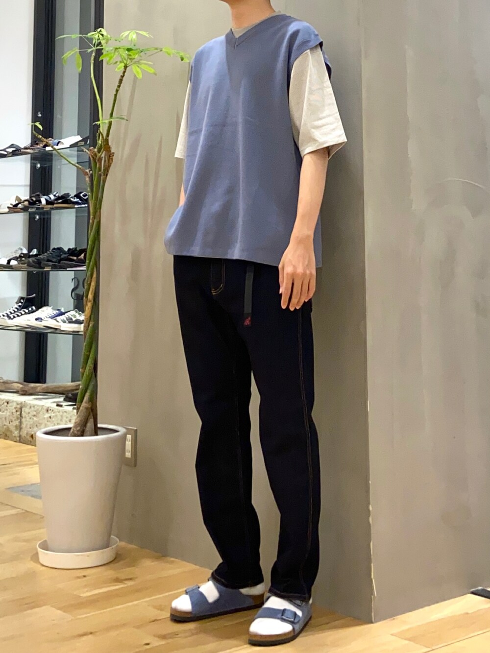 ブルー系のTシャツ/カットソー、グレー系のTシャツ/カットソー、ブルー系のサンダルを着用したメンズの秋コーディネートの2枚目の写真