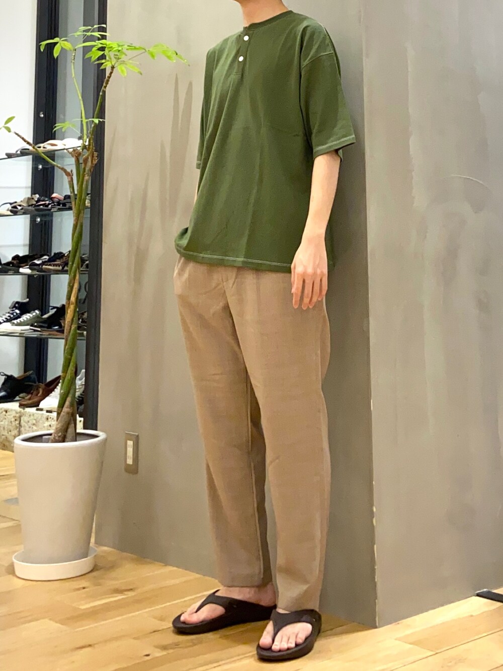 グリーン系のTシャツ/カットソー、ブラウン系のその他パンツ、ブラウン系のサンダルを着用したメンズの夏コーディネートの2枚目の写真