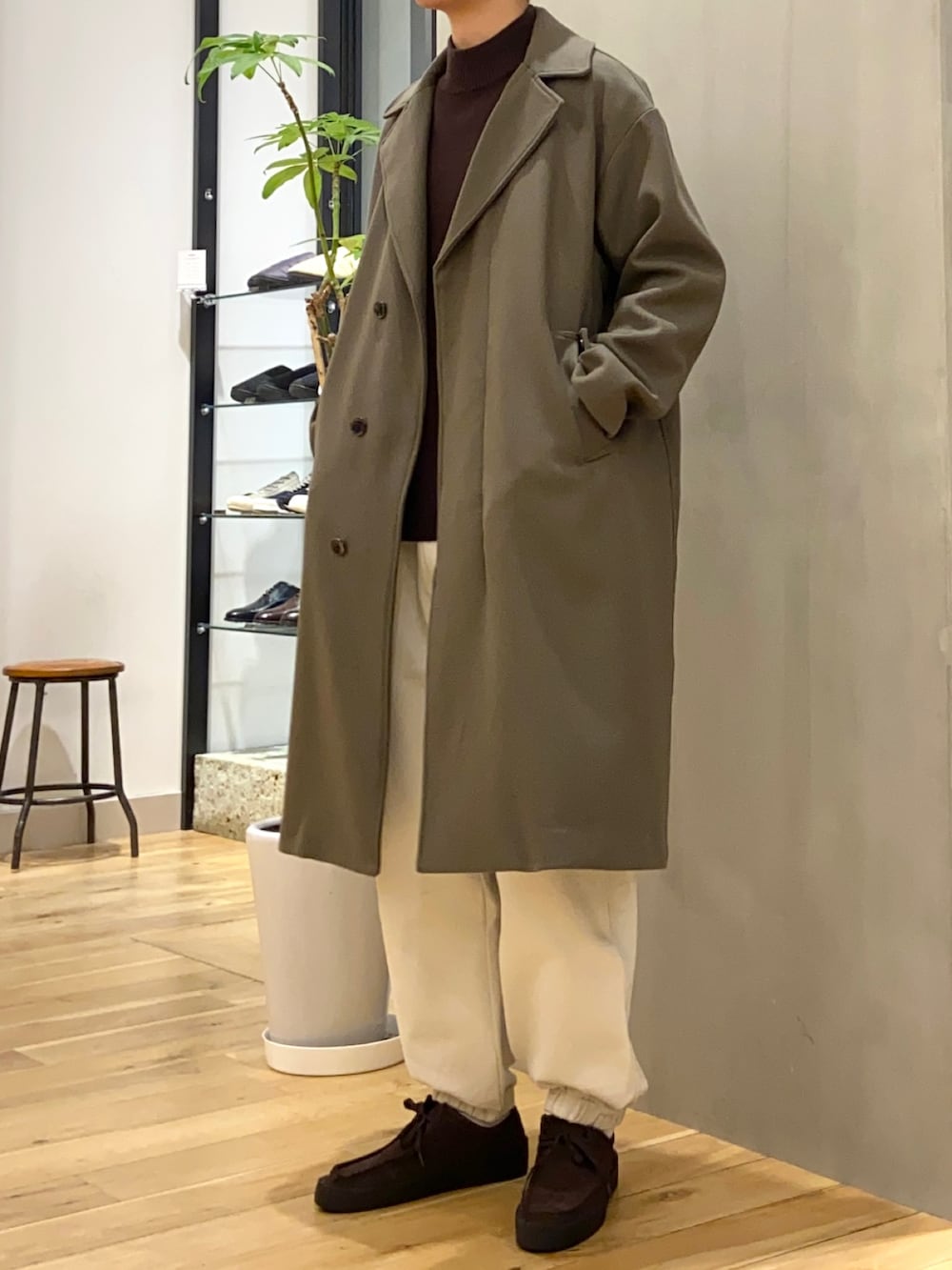 ベージュ系のチェスターコート、ブラウン系のニット/セーター、ブラウン系のその他シューズを着用したメンズの冬コーディネートの4枚目の写真