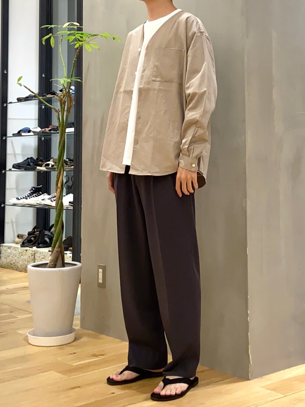 ベージュ系のシャツ/ブラウス、ホワイト系のTシャツ/カットソー、ブラック系のサンダルを着用したメンズの夏コーディネートの2枚目の写真