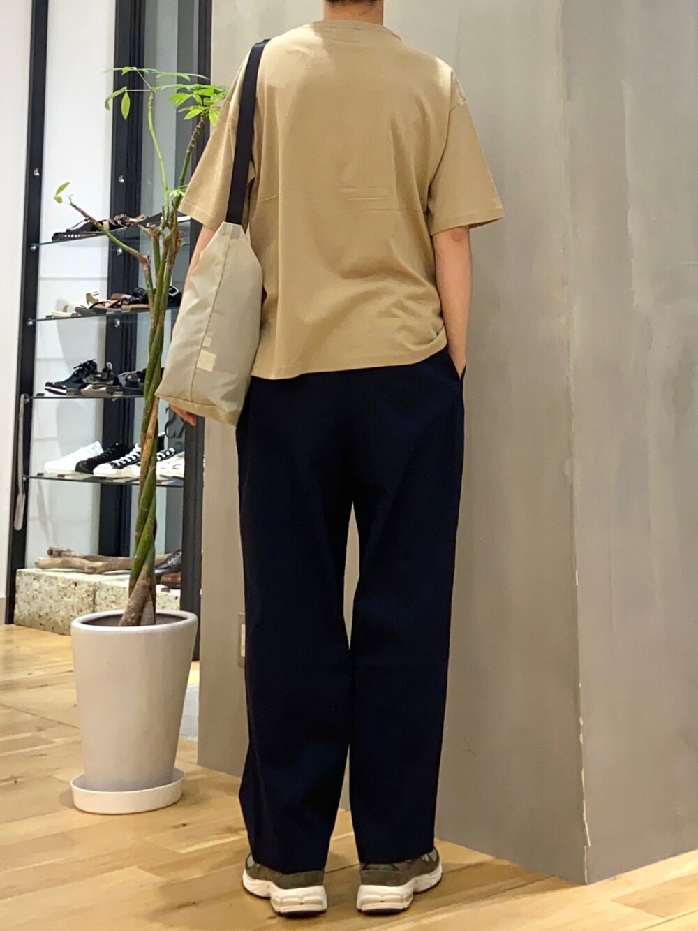 ベージュ系のTシャツ/カットソー、ブルー系のその他パンツを着用したメンズの夏コーディネートの3枚目の写真