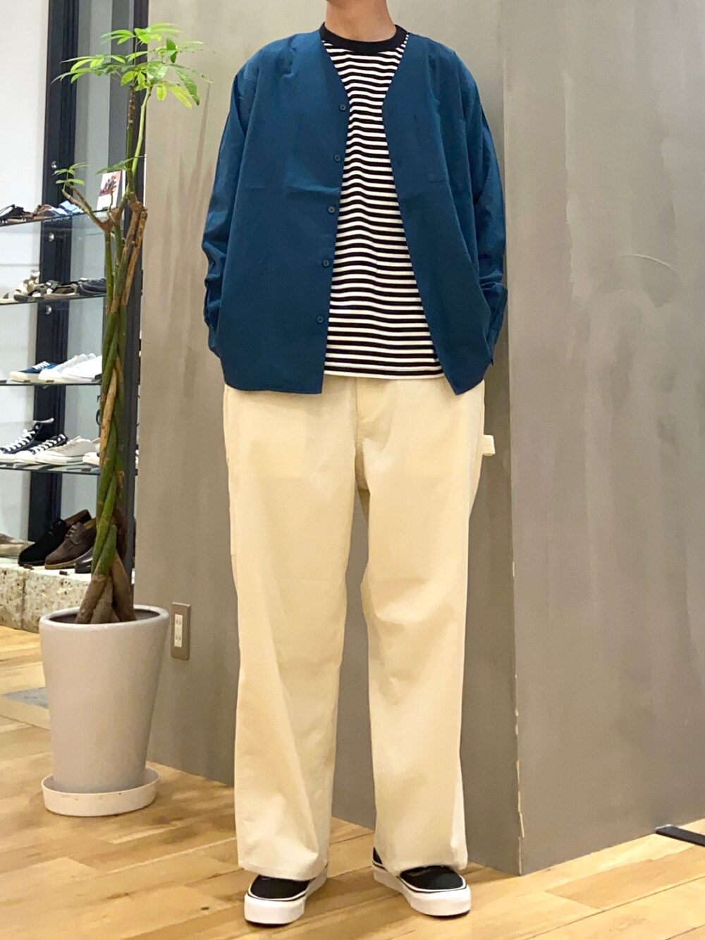 グリーン系のシャツ/ブラウス、ブラック系のTシャツ/カットソー、ホワイト系のその他パンツを着用したメンズの秋コーディネートの3枚目の写真