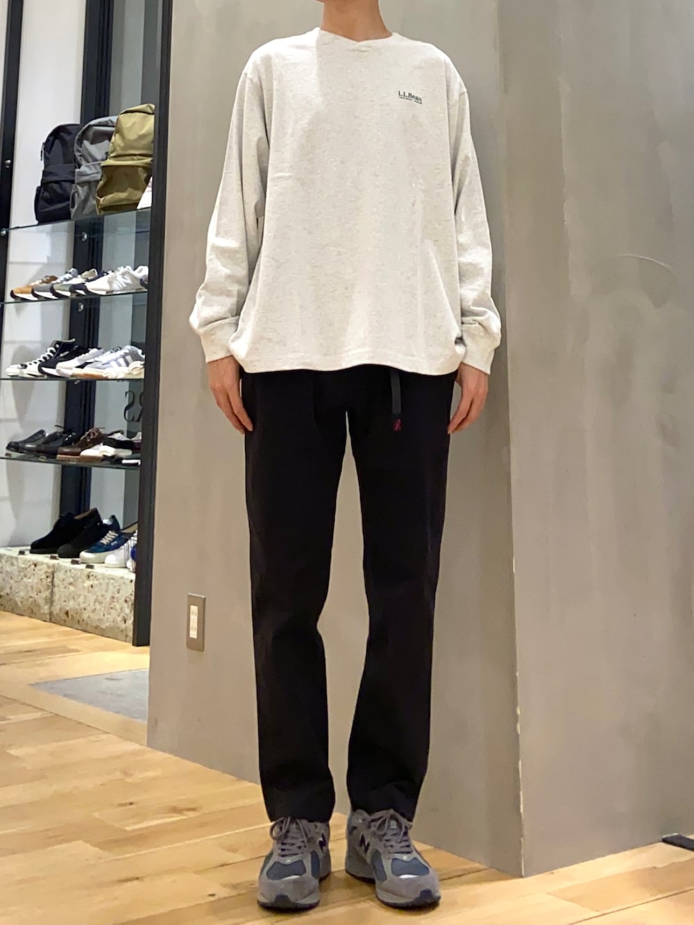 ブラック系のその他パンツ、グリーン系のカーディガン/ボレロを着用したメンズの春コーディネートの3枚目の写真