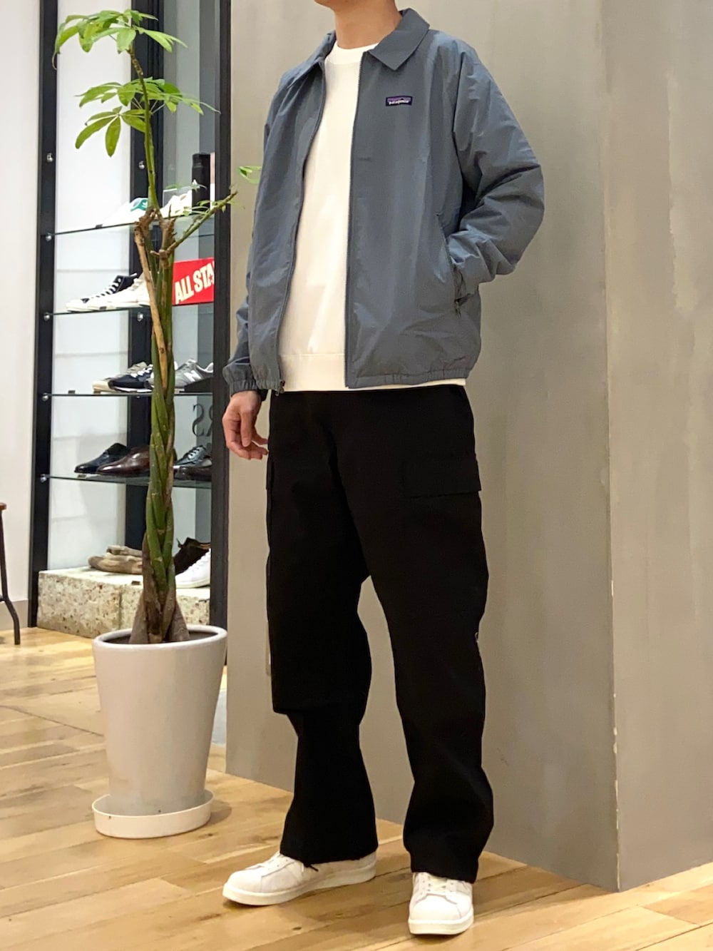 ホワイト系のTシャツ/カットソー、ベージュ系のスニーカー、ブラック系のその他パンツを着用したメンズの春コーディネートの4枚目の写真