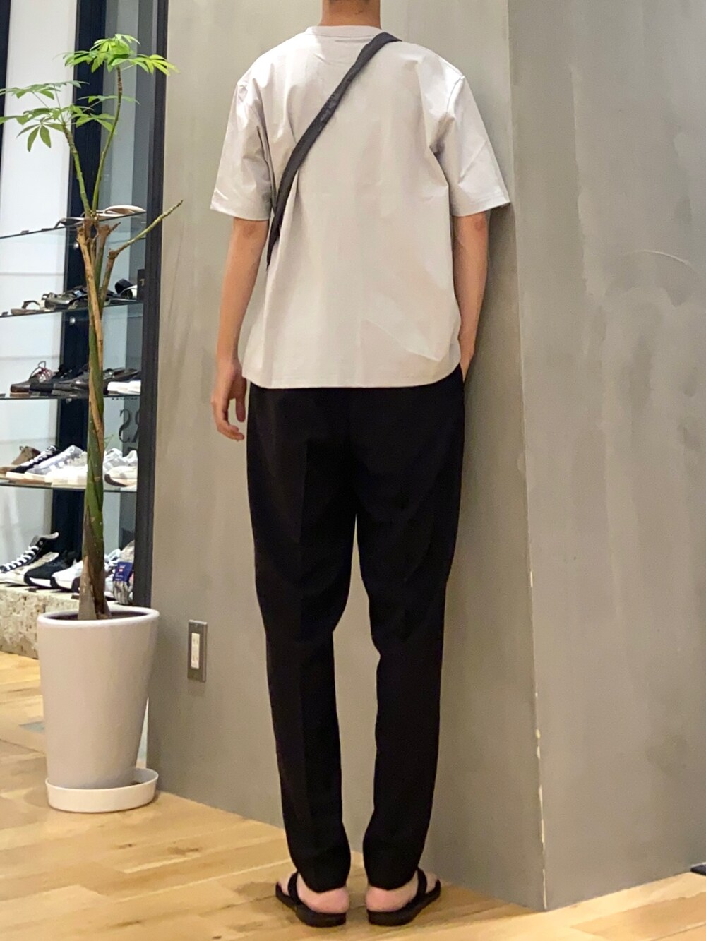 グレー系のTシャツ/カットソー、グレー系のショルダーバッグ、ブラック系のその他パンツを着用したメンズの夏コーディネートの3枚目の写真