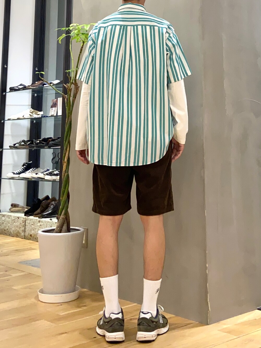 グリーン系のシャツ/ブラウス、ブラウン系のその他パンツ、ホワイト系のTシャツ/カットソーを着用したメンズの夏コーディネートの4枚目の写真