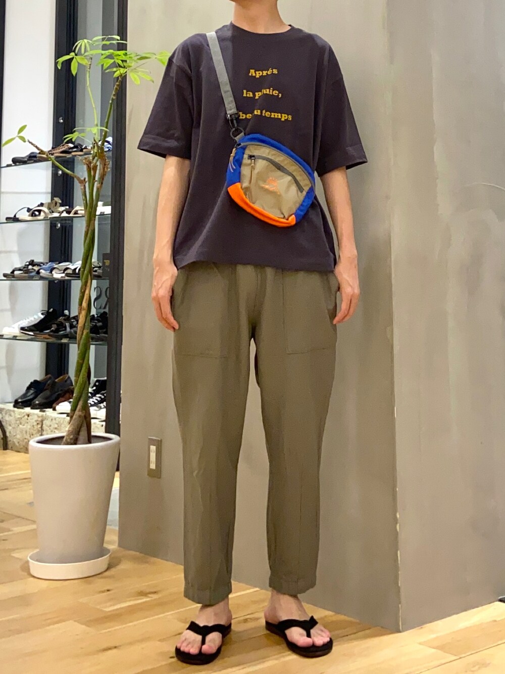 グレー系のTシャツ/カットソー、その他のショルダーバッグ、ブラック系のサンダルを着用したメンズの夏コーディネートの3枚目の写真