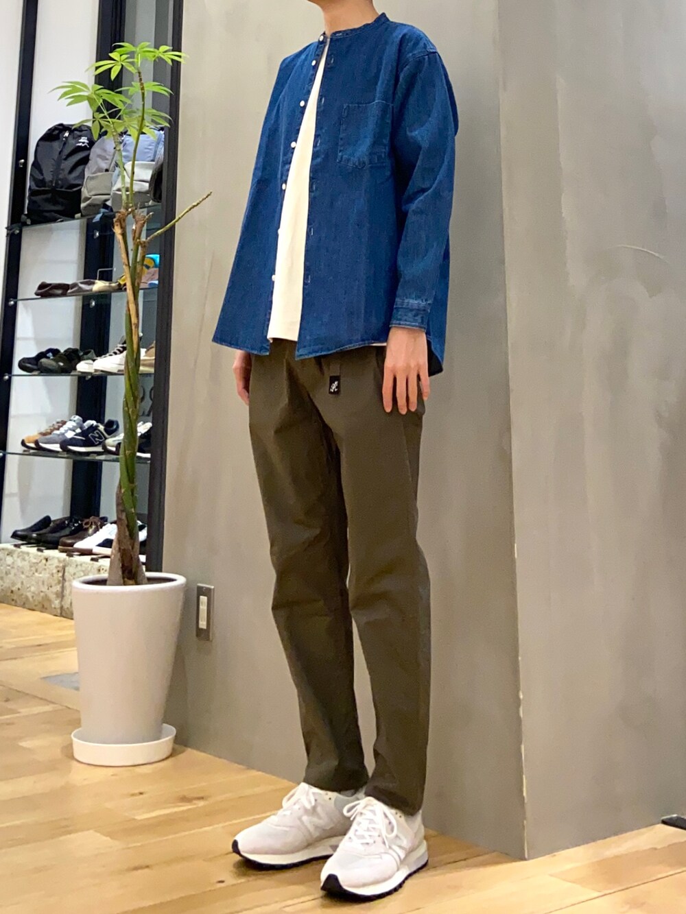 ブルー系のシャツ/ブラウス、グリーン系のその他パンツ、ホワイト系のスニーカーを着用したメンズの春コーディネートの3枚目の写真