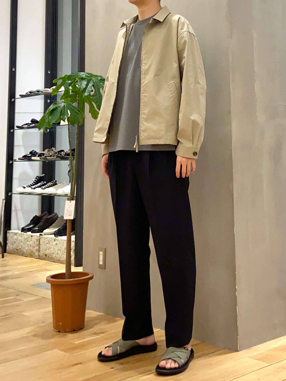 グリーン系のTシャツ/カットソー、ベージュ系のブルゾン、ブルー系のその他パンツを着用したメンズの春コーディネートの3枚目の写真