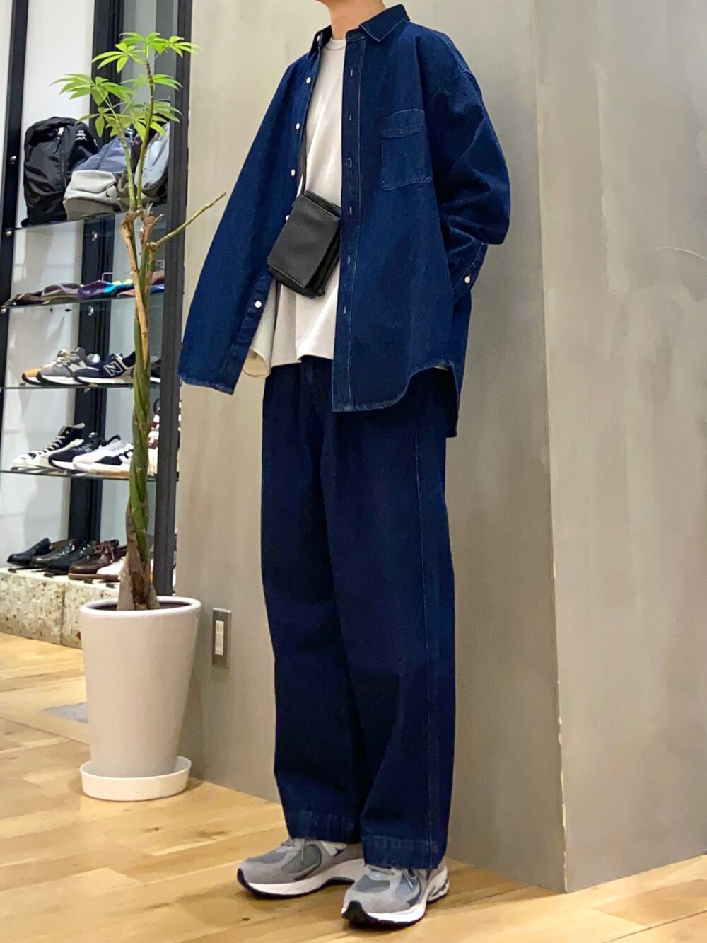 ブルー系のデニムジャケット、グレー系のTシャツ/カットソー、ブルー系のデニムパンツを着用したメンズの春コーディネートの3枚目の写真